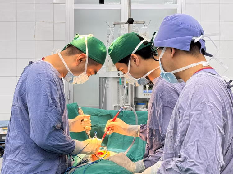Các bác sĩ mổ nắn chỉnh trật cột sống, cố định cột sống và giải phóng thần kinh cho bệnh nhân M. Ảnh: BVCC