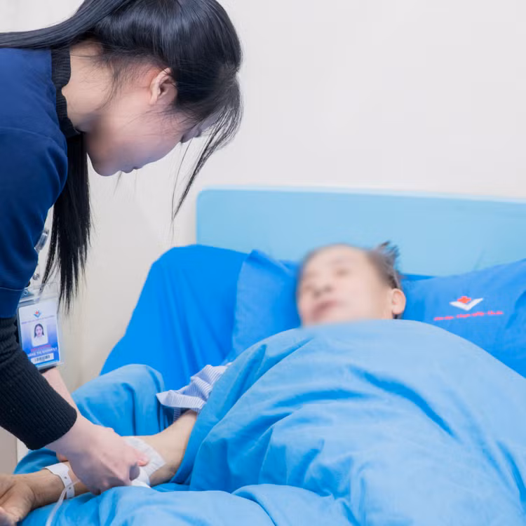Thăm khám cho bệnh nhân bị ung thư trực tràng - Ảnh BVCC