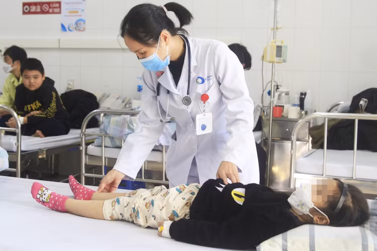 Tăng cân bất thường, phù và ho không ngờ trẻ mắc bệnh nặng