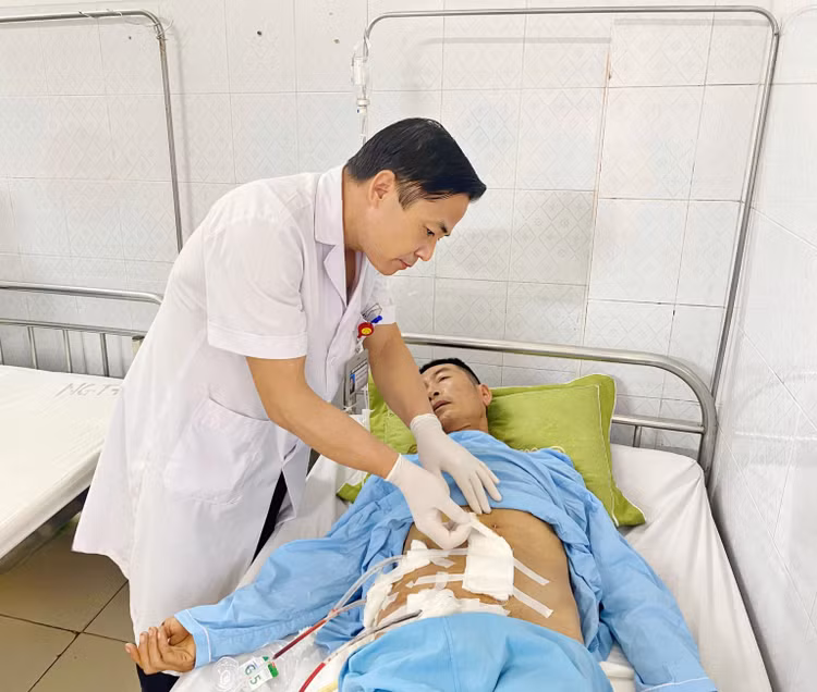BSCKII. Mai Thế Long thăm khám cho bệnh nhân sau 3 ngày phẫu thuật