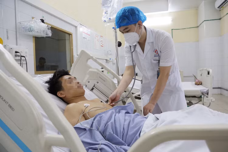 Bệnh nhân bị đuối nước hồi phục tốt, được bác sĩ khoa Hồi sức tích cực thăm khám, kiểm tra sức khỏe - Ảnh BVCC