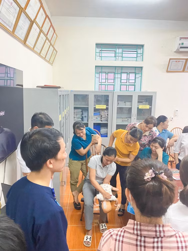 Các bác sĩ hướng dẫn các cô giáo tại chương trình tập huấn kĩ năng cấp cứu dị vật đường thở Các bác sĩ hướng dẫn các cô giáo tại chương trình tập huấn kĩ năng cấp cứu dị vật đường thở