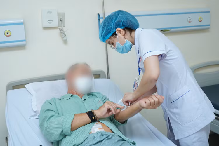 Phẫu thuật cấp cứu cho người đàn ông bị “thoát vị bẹn cầm tù” - Ảnh BVCC Phẫu thuật cấp cứu cho người đàn ông bị “thoát vị bẹn cầm tù” - Ảnh BVCC