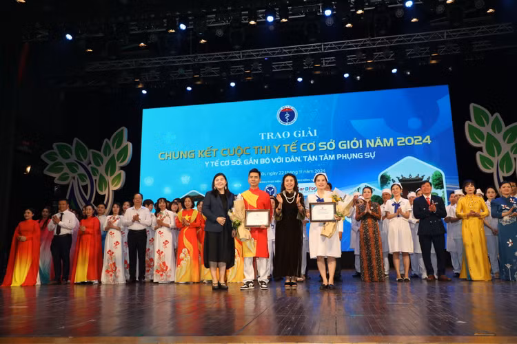 Đại diện nhà tài trợ trao giải Nam nữ diễn viên xuất sắc nhất Đại diện nhà tài trợ trao giải Nam nữ diễn viên xuất sắc nhất