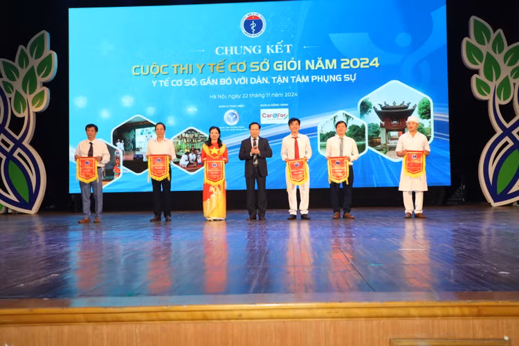 Thứ trưởng Bộ Y tế Lê Đức Luận trao giải cho cuộc thi Thứ trưởng Bộ Y tế Lê Đức Luận trao giải cho cuộc thi