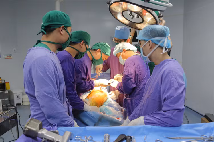 Kíp mổ khoa chấn thương chỉnh hình thực hiện thay khớp háng trái cho bệnh nhân bằng kỹ thuật SuperPath - Ảnh BVCC