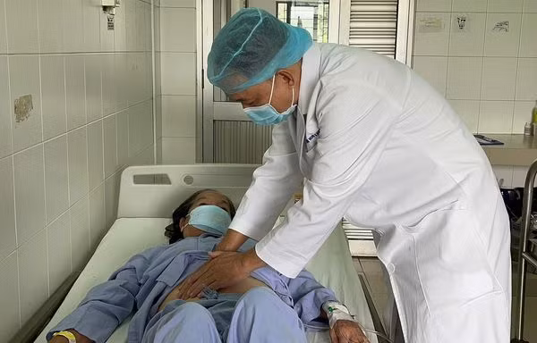 Thăm khám cho bệnh nhân sau phẫu thuật - Ảnh BVCC
