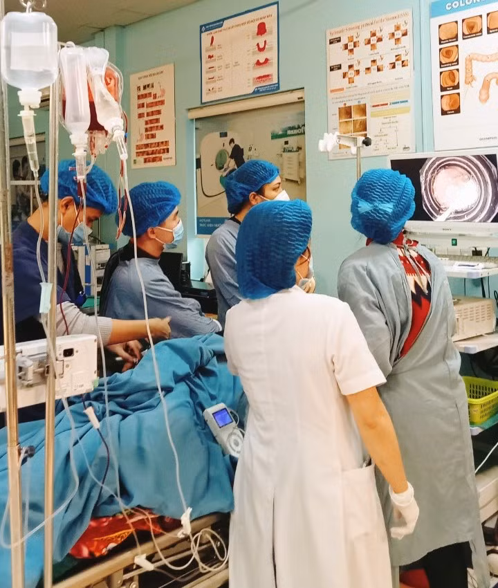 Nội soi tiêu hóa cứu bệnh nhân vỡ giãn tĩnh mạch thực quản Nội soi tiêu hóa cứu bệnh nhân vỡ giãn tĩnh mạch thực quản