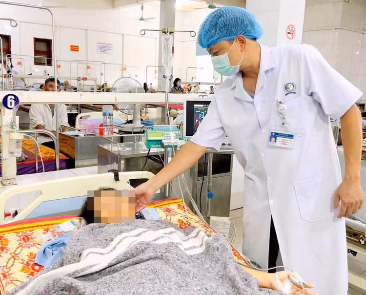 Bác sĩ Bệnh viện đa khoa thị xã Kỳ Anh chăm sóc bệnh nhân sau phẫu thuật.
