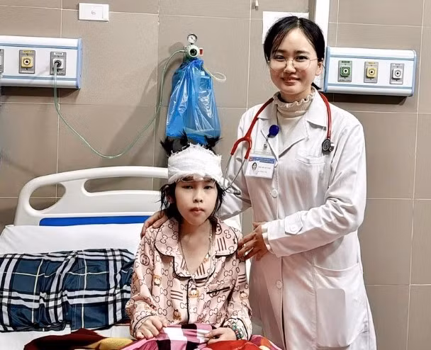 Sau 3 tháng ròng rã, cuối cùng L đã có thể tự thở, tự ngồi dậy được và xuất viện - Ảnh BVCC