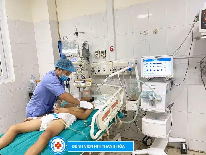 Trẻ 13 tuổi nguy kịch vì rắn cắn trong lúc ngủ - Ảnh BVCC