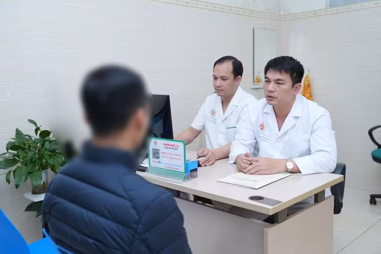 Tư vấn cho bệnh nhân - Ảnh BSCC Tư vấn cho bệnh nhân - Ảnh BSCC
