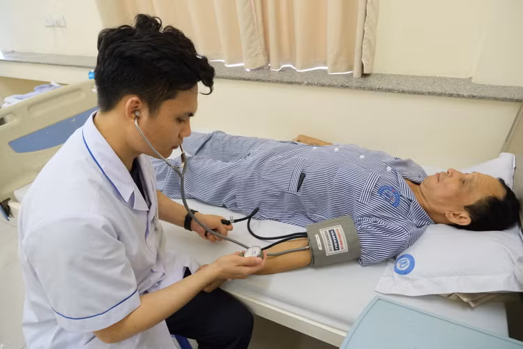 Thăm khám cho bệnh nhân sau phẫu thuật polyp dây thanh