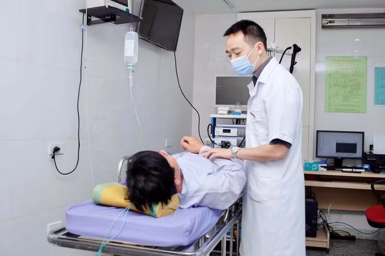 ThS.BS Trần Đức Cảnh chuẩn bị nội soi cho bệnh nhân