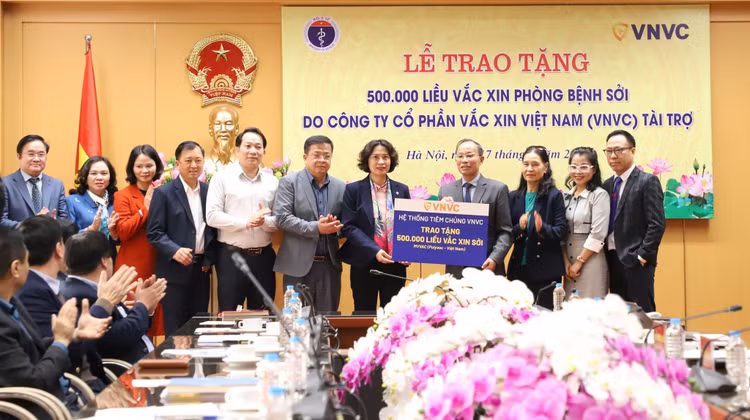 Bộ Y tế nhận 500.000 liều vắc xin sởi để tiêm miễn phí cho trẻ. Bộ Y tế nhận 500.000 liều vắc xin sởi để tiêm miễn phí cho trẻ.