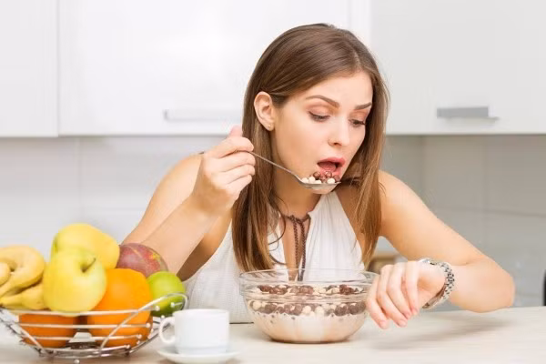 Ăn chậm: Ngăn ngừa tăng cân - Ảnh minh họa