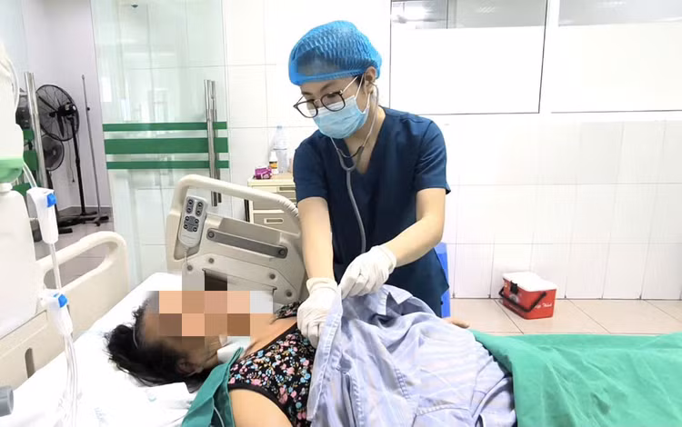 Chăm sóc bệnh nhân tại Bệnh viện Nhiệt đới Trung ương - Ảnh BVCC Chăm sóc bệnh nhân tại Bệnh viện Nhiệt đới Trung ương - Ảnh BVCC
