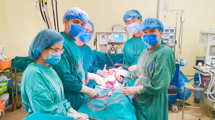 ThS. BSCKI Hà Hải Nam và e kíp phẫu thuật cho bệnh nhân ung thư tại Bệnh viện K ThS. BSCKI Hà Hải Nam và e kíp phẫu thuật cho bệnh nhân ung thư tại Bệnh viện K
