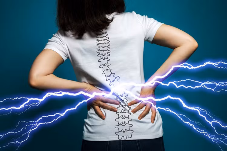 Bác sĩ chỉ rõ dấu hiệu đau lưng âm ỉ cảnh báo bệnh lý nghiêm trọng ảnh 1