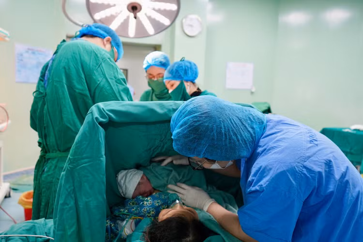 Trẻ được da kề da với mẹ ngay sau sinh - Ảnh BVCC Trẻ được da kề da với mẹ ngay sau sinh - Ảnh BVCC