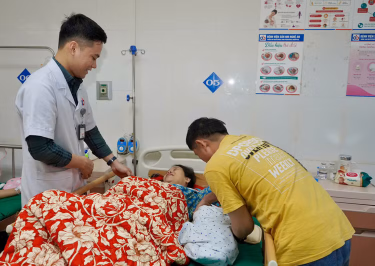 Bác sĩ thăm khám kiểm tra sức khỏe sản phụ và bé sau sinh - Ảnh BVCC Bác sĩ thăm khám kiểm tra sức khỏe sản phụ và bé sau sinh - Ảnh BVCC