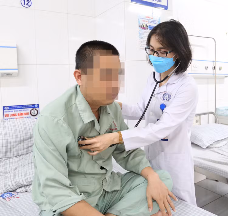Bác sĩ kiểm tra sức khỏe người bệnh sau khi được can thiệp - Ảnh BVCC Bác sĩ kiểm tra sức khỏe người bệnh sau khi được can thiệp - Ảnh BVCC