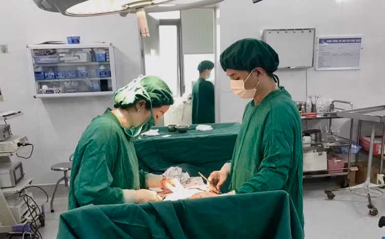 Ca phẫu thuật khẩn cấp cứu sống thai nhi - Ảnh BVCC Ca phẫu thuật khẩn cấp cứu sống thai nhi - Ảnh BVCC