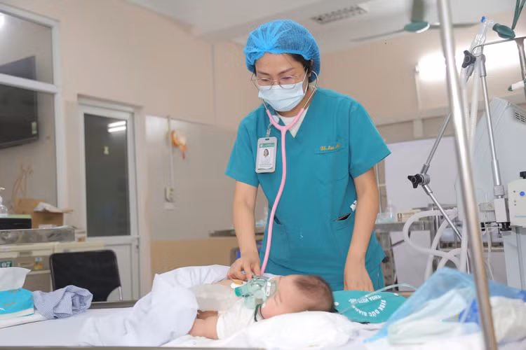 Chăm sóc cho bé gái 5,5 tháng tuổi bị RSV - Ảnh BVCC Chăm sóc cho bé gái 5,5 tháng tuổi bị RSV - Ảnh BVCC