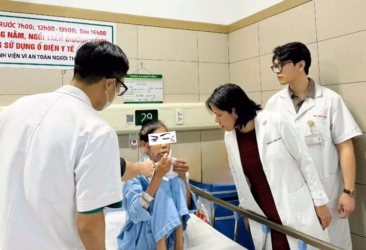Các bác sĩ khoa Phẫu thuật Tạo hình Thẩm mỹ kiểm tra sau khi phẫu thuật dị tật cho bà T. - Ảnh BVCC Các bác sĩ khoa Phẫu thuật Tạo hình Thẩm mỹ kiểm tra sau khi phẫu thuật dị tật cho bà T. - Ảnh BVCC