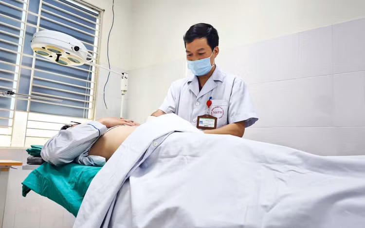 Bác sĩ Trần Duy Hiến thăm khám cho bệnh nhân - Ảnh BVCC