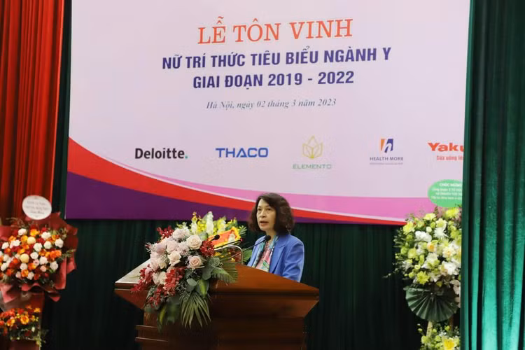 Thứ trưởng Bộ Y tế Nguyễn Thị Liên Hương phát biểu tại buổi lễ