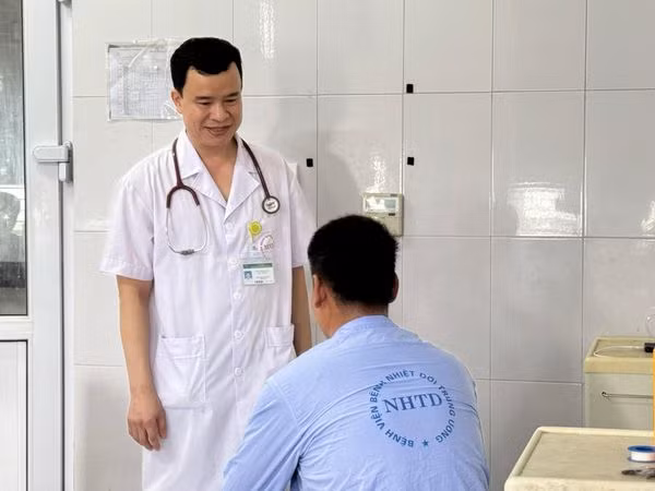 Tư vấn cho bệnh nhân men gan tăng cao - Ảnh BVCC