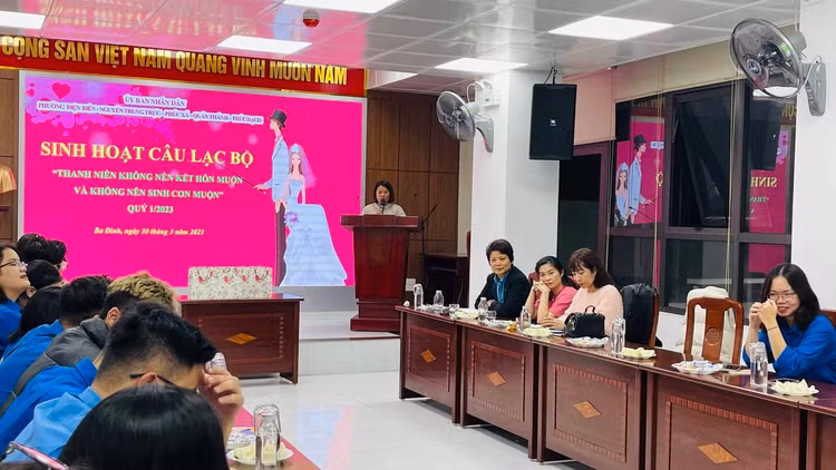 Buổi sinh hoạt CLB “Thanh niên không nên kết hôn muộn và không nên sinh con muộn” trên địa bàn quận Ba Đình