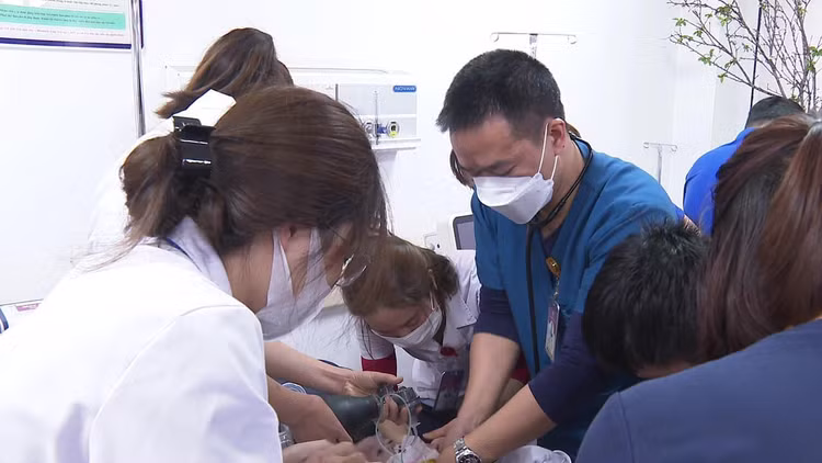 Nghẹt thở cứu bé 2 tháng tuổi ngừng tuần hoàn.