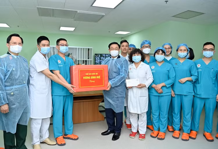 Chủ tịch Quốc hội Vương Đình Huệ tặng quà cho khoa cấp cứu bệnh viện 108
