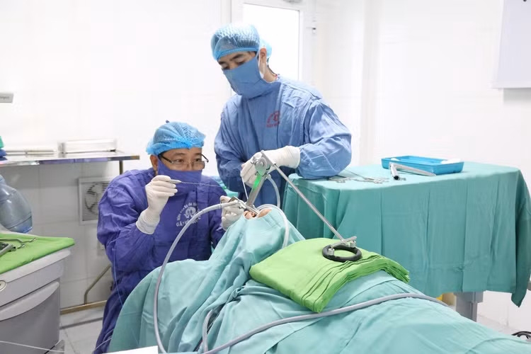 Nội soi bằng dao laser phẫu thuật u thanh quản cho bệnh nhân Nội soi bằng dao laser phẫu thuật u thanh quản cho bệnh nhân