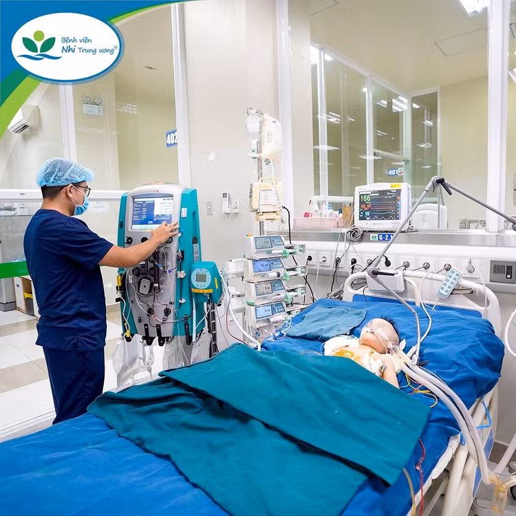Bé N.H đang được lọc máu liên tục tại Khoa Điều trị tích cực Nội khoa