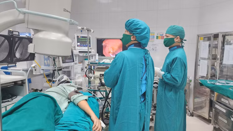 Nội soi ngược dòng lấy 20 viên sỏi không cần phẫu thuật
