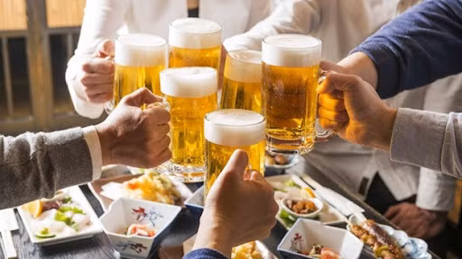Bác sĩ mách cách làm giảm độc hại của rượu khi ăn uống ngày Tết