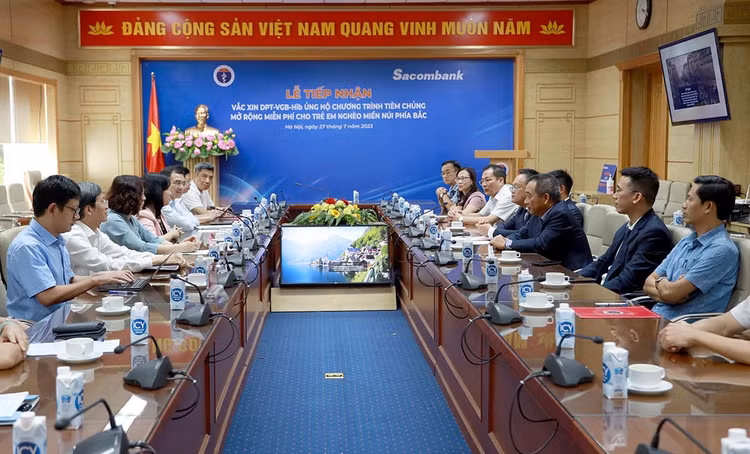 Lễ tiếp nhận 258.000 liều vắc xin 5 trong 1 về Việt Nam để tiêm miễn phí cho trẻ Lễ tiếp nhận 258.000 liều vắc xin 5 trong 1 về Việt Nam để tiêm miễn phí cho trẻ