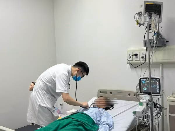 Thăm khám cho bệnh nhân viêm tai biến chững não