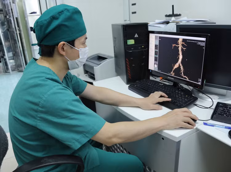 Bác sĩ đánh giá khối phình động mạch chủ chậu của bệnh nhân L. qua phim chụp cắt lớp dựng hình mạch - Ảnh BVCC
