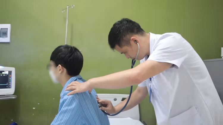 Thăm khám lại cho bệnh nhân trước khi ra viện