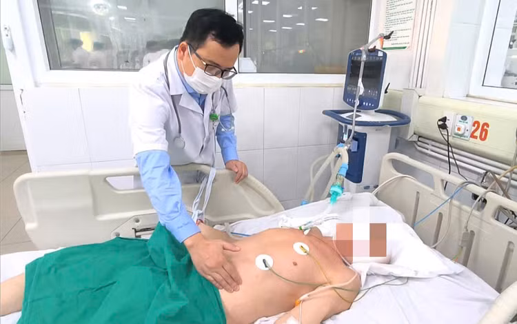 Thăm khám cho bệnh nhân nhiễm giun lươn - Ảnh BVCC Thăm khám cho bệnh nhân nhiễm giun lươn - Ảnh BVCC