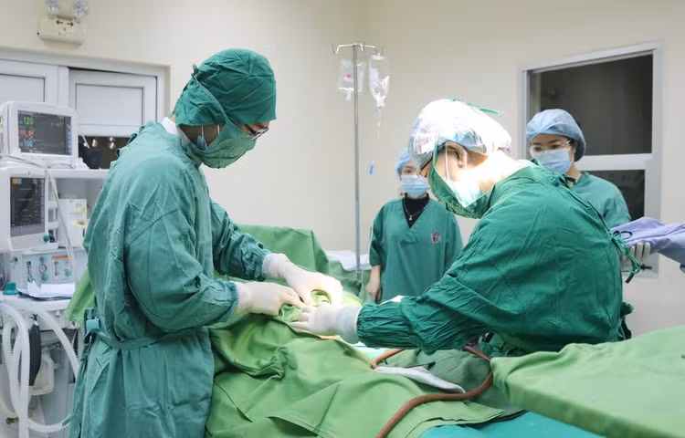 Phẫu thuật cấp cứu cứu sống sản phụ và thai nhi bị tiền sản giật nặng - Ảnh BVCC Phẫu thuật cấp cứu cứu sống sản phụ và thai nhi bị tiền sản giật nặng - Ảnh BVCC