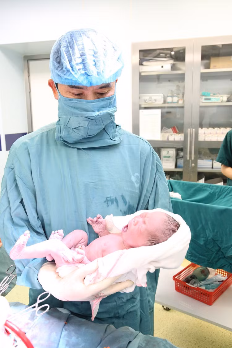 TS.BS Phạm Thái Hạ - Giám đốc Bệnh viện trực tiếp thực hiện phẫu thuật đón bé - Ảnh BVCC