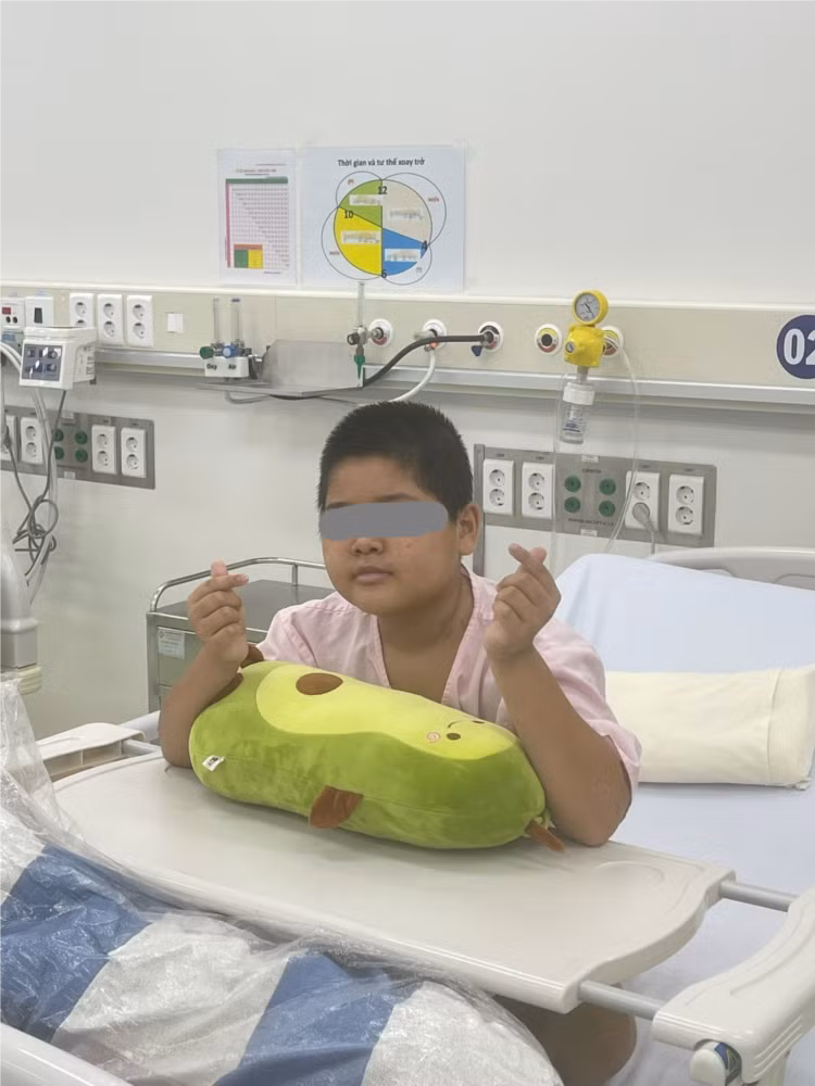 Sau hơn 2 tháng điều trị bệnh nhi khỏe mạnh, chuẩn bị xuất viện