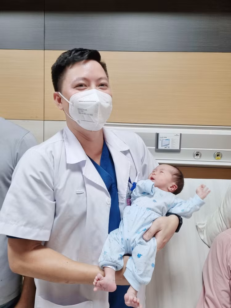 TS.BS. Đoàn Xuân Kiên - IVF Phú Thọ tới thăm và chúc mừng gia đình sản phụ