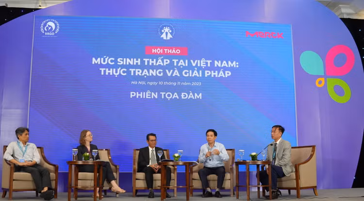 Các chuyên gia trả lời tại buổi tọa đàm Các chuyên gia trả lời tại buổi tọa đàm