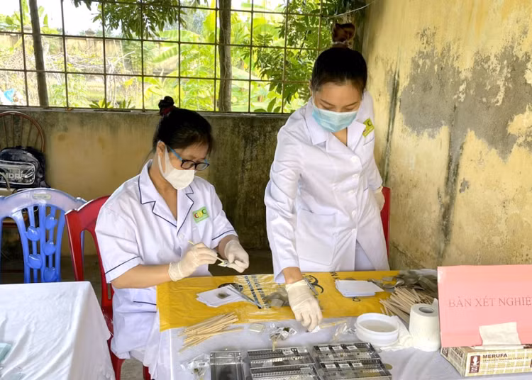 Cán bộ khoa Ký sinh trùng – côn trùng (CDC Quảng Ninh) thực hiện xét nghiệm phát hiện giun sán